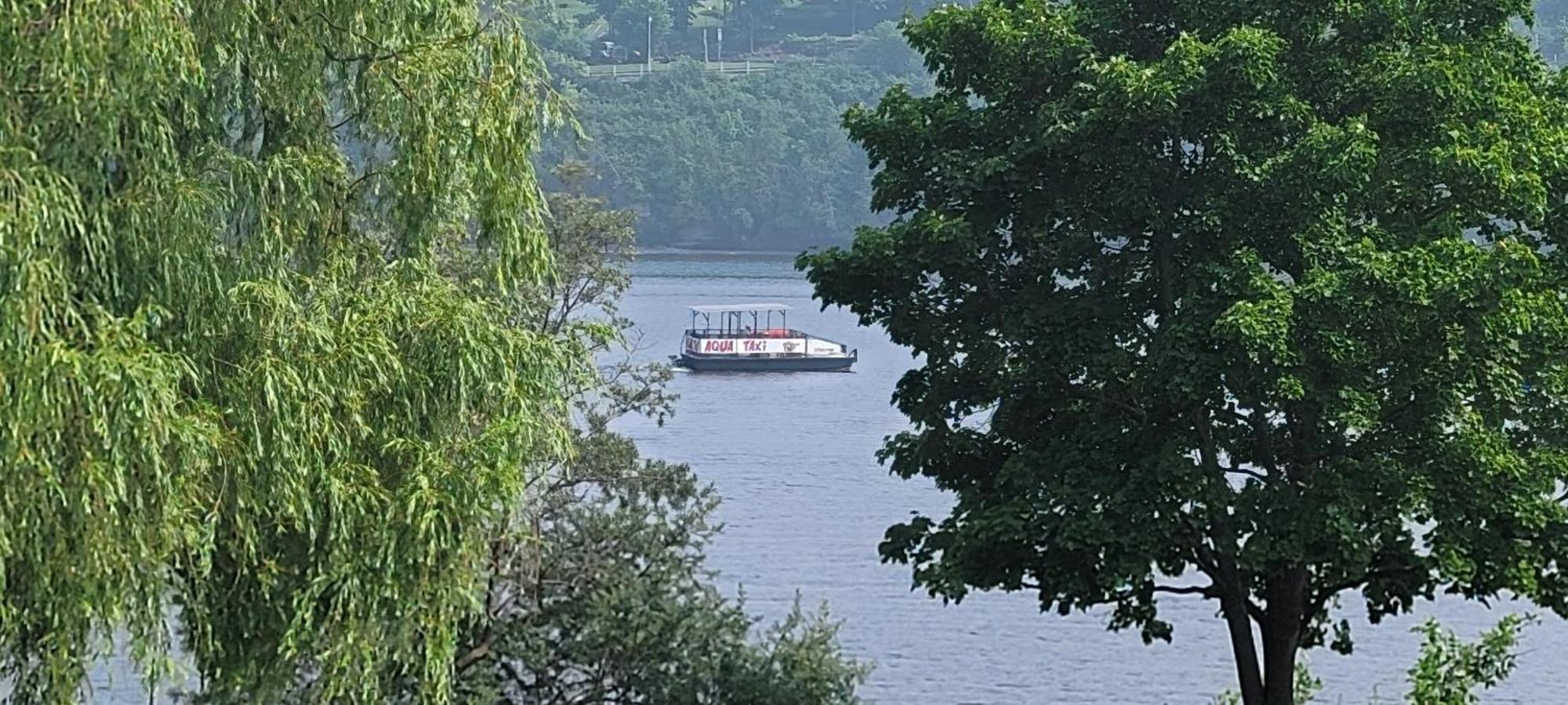 Kokomo Inn Bed And Breakfast Ottawa-Gatineau'S Only Tropical Riverfront B&B On The National Capital Cycling Pathway Route Verte #1 - For Adults Only - Chambre D'Hotes Tropical Aux Berges Des Outaouais Bnb #17542O Экстерьер фото