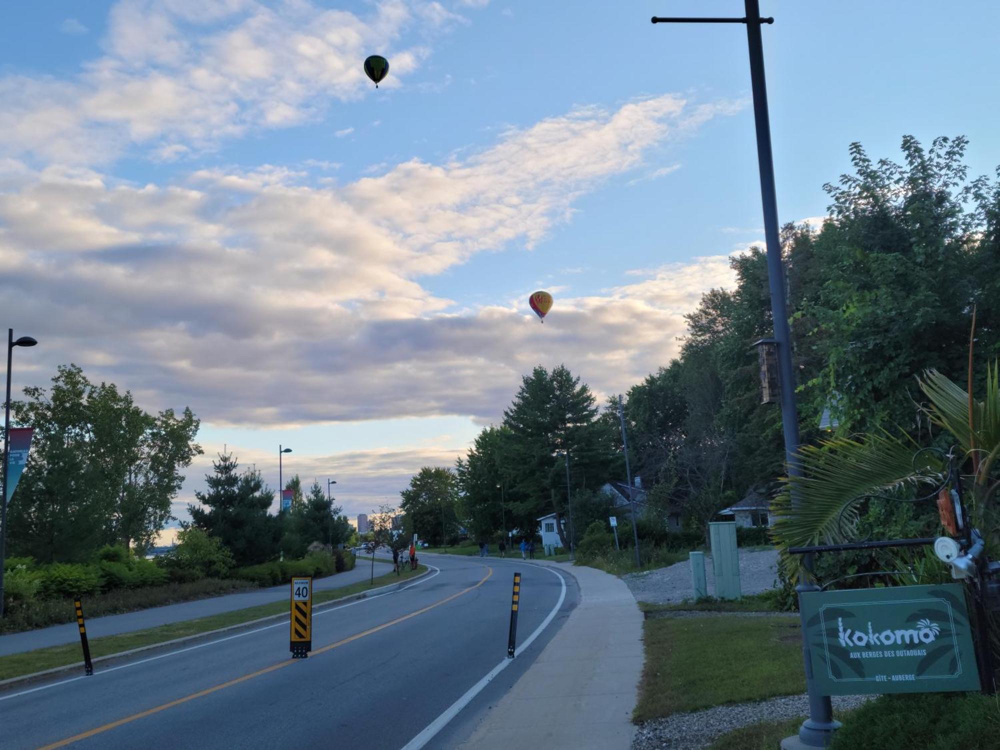 Kokomo Inn Bed And Breakfast Ottawa-Gatineau'S Only Tropical Riverfront B&B On The National Capital Cycling Pathway Route Verte #1 - For Adults Only - Chambre D'Hotes Tropical Aux Berges Des Outaouais Bnb #17542O Экстерьер фото