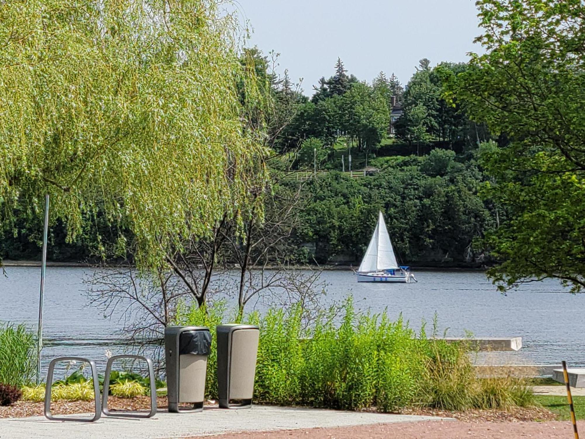 Kokomo Inn Bed And Breakfast Ottawa-Gatineau'S Only Tropical Riverfront B&B On The National Capital Cycling Pathway Route Verte #1 - For Adults Only - Chambre D'Hotes Tropical Aux Berges Des Outaouais Bnb #17542O Экстерьер фото