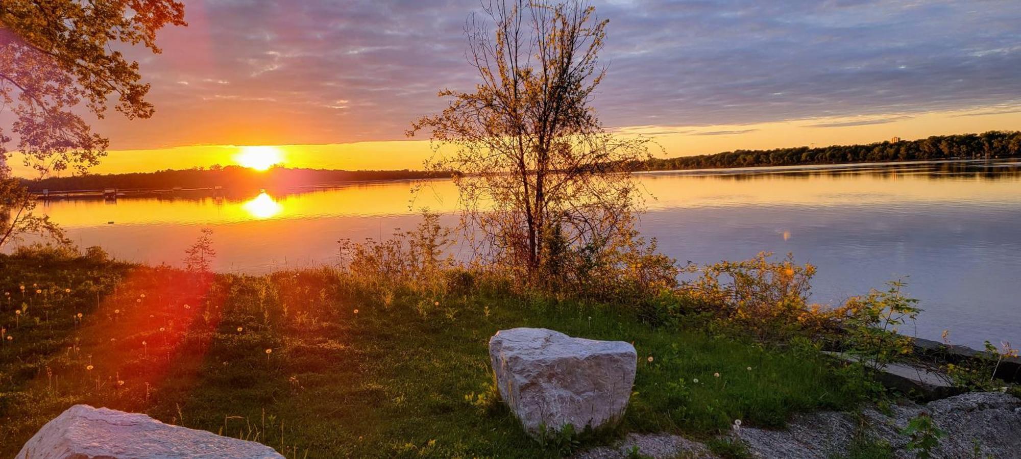 Kokomo Inn Bed And Breakfast Ottawa-Gatineau'S Only Tropical Riverfront B&B On The National Capital Cycling Pathway Route Verte #1 - For Adults Only - Chambre D'Hotes Tropical Aux Berges Des Outaouais Bnb #17542O Экстерьер фото