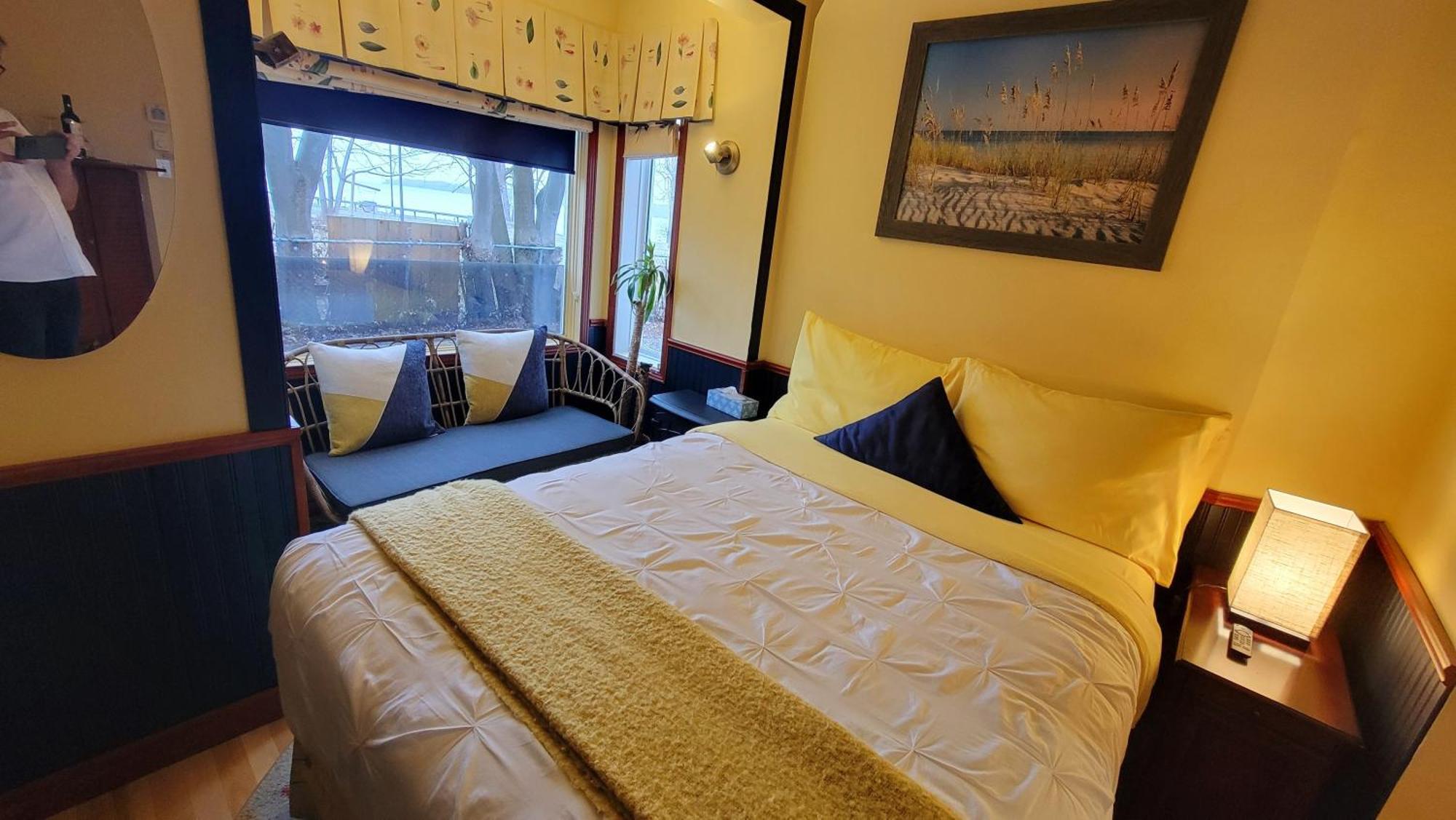 Kokomo Inn Bed And Breakfast Ottawa-Gatineau'S Only Tropical Riverfront B&B On The National Capital Cycling Pathway Route Verte #1 - For Adults Only - Chambre D'Hotes Tropical Aux Berges Des Outaouais Bnb #17542O Номер фото