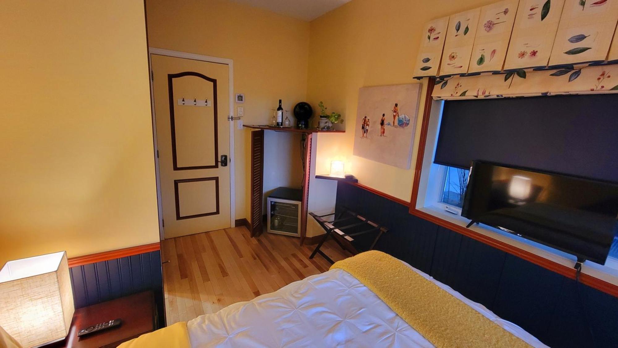 Kokomo Inn Bed And Breakfast Ottawa-Gatineau'S Only Tropical Riverfront B&B On The National Capital Cycling Pathway Route Verte #1 - For Adults Only - Chambre D'Hotes Tropical Aux Berges Des Outaouais Bnb #17542O Номер фото