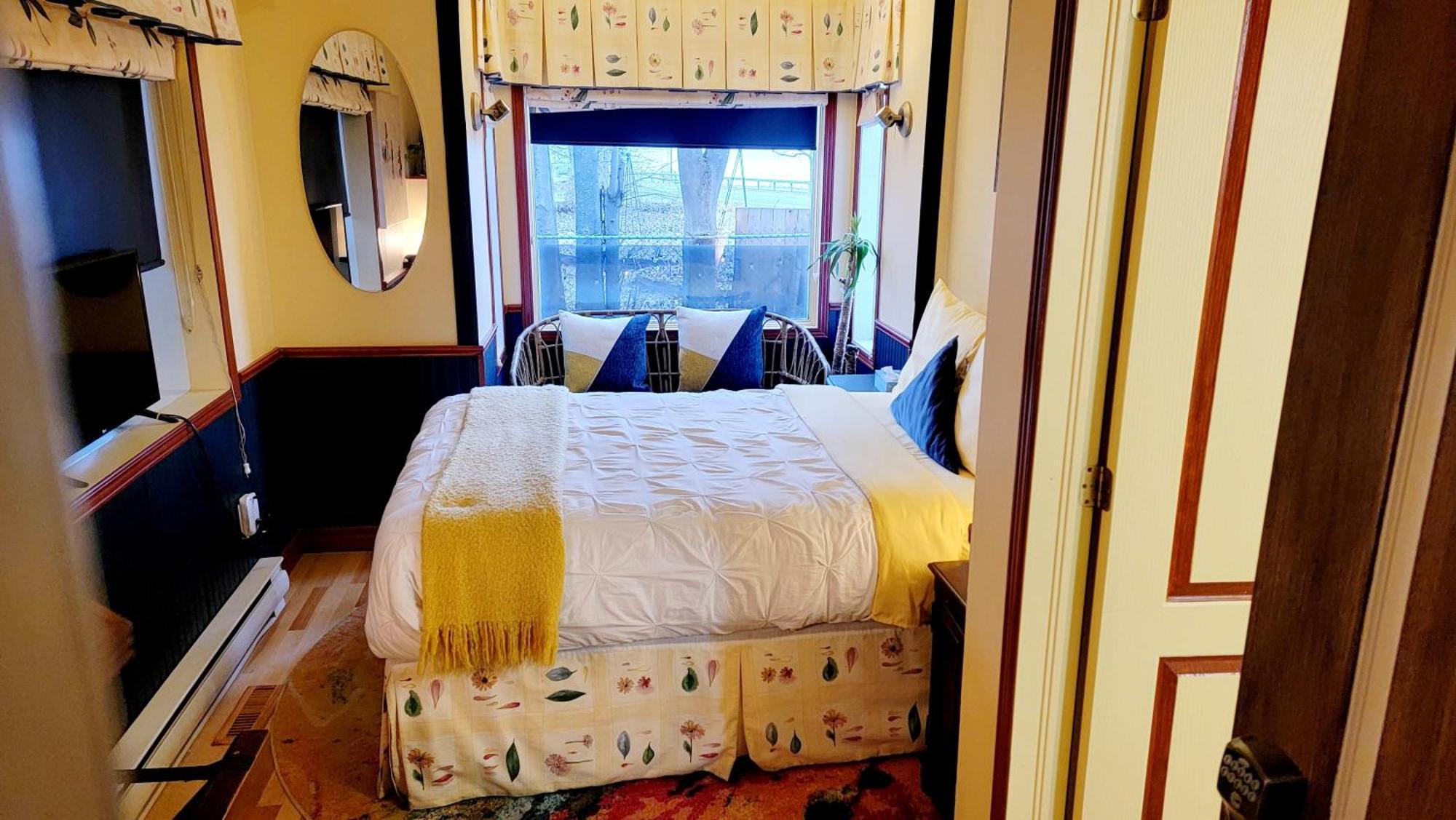 Kokomo Inn Bed And Breakfast Ottawa-Gatineau'S Only Tropical Riverfront B&B On The National Capital Cycling Pathway Route Verte #1 - For Adults Only - Chambre D'Hotes Tropical Aux Berges Des Outaouais Bnb #17542O Номер фото